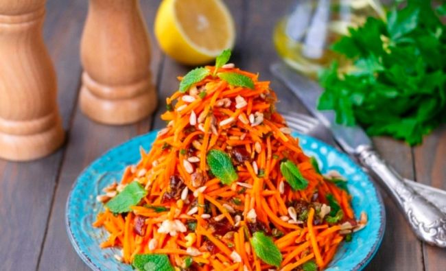 Салат из моркови и фиников